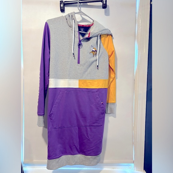 NFL x Tommy Hilfiger - Vikings hooded color block dress. - Picture 3 of 7